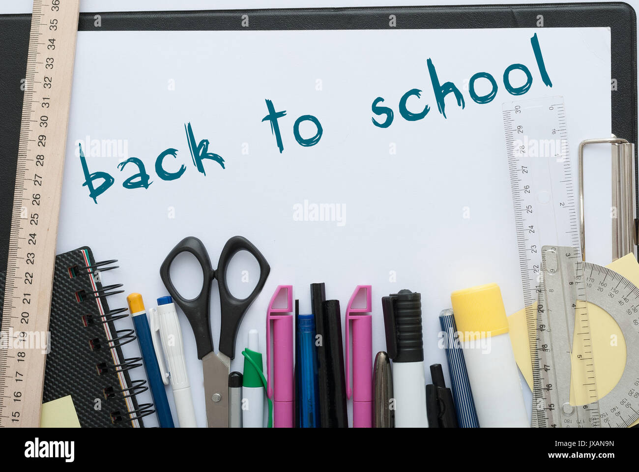 Schule mit Rücken zur Schule Inschrift in Notebook und Briefpapier auf hölzernen Hintergrund festlegen Stockfoto