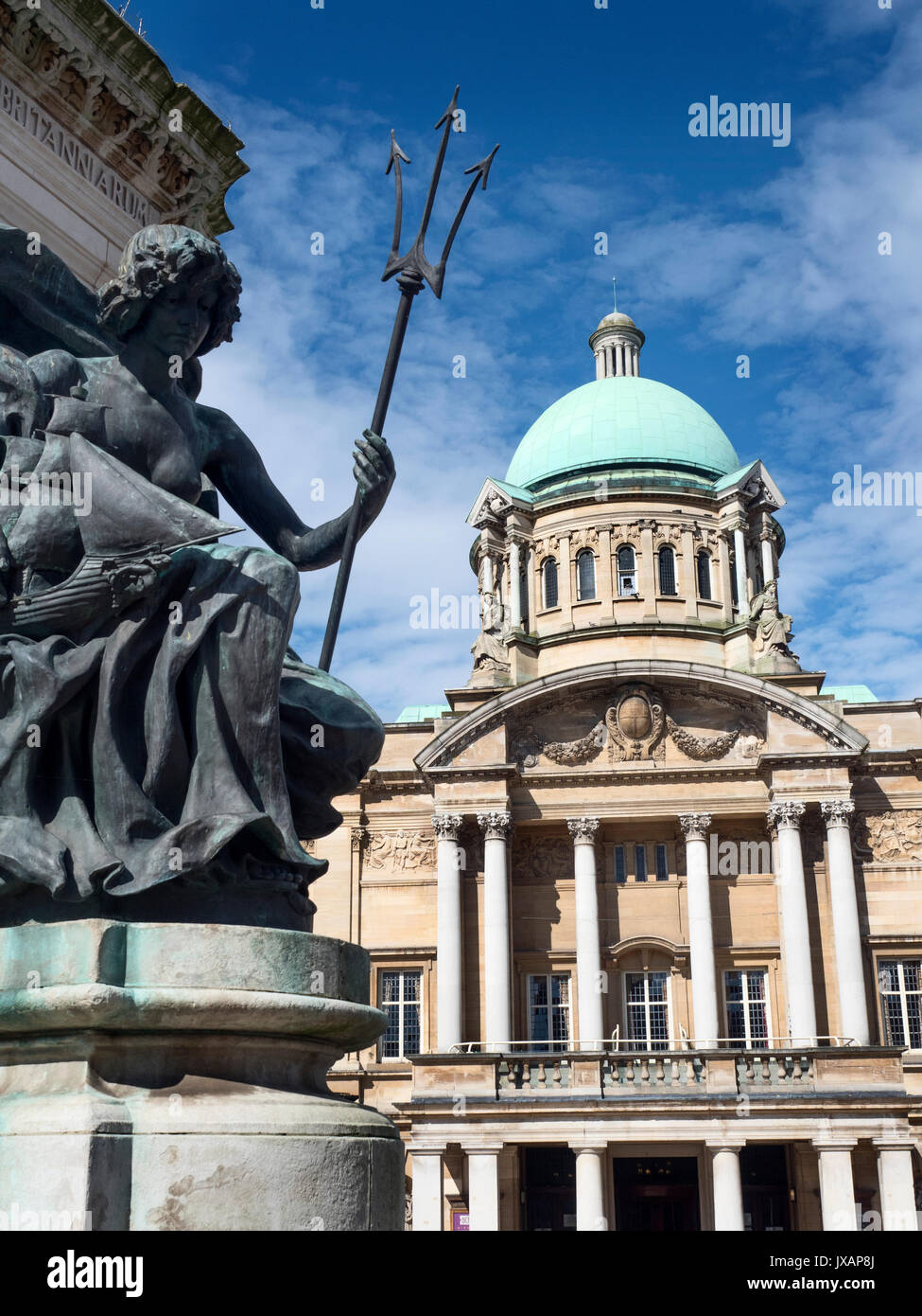 Die Statue im Queen Victoria Statue und Hull City Hall im Queen Victoria Square Rumpf Yorkshire England Stockfoto