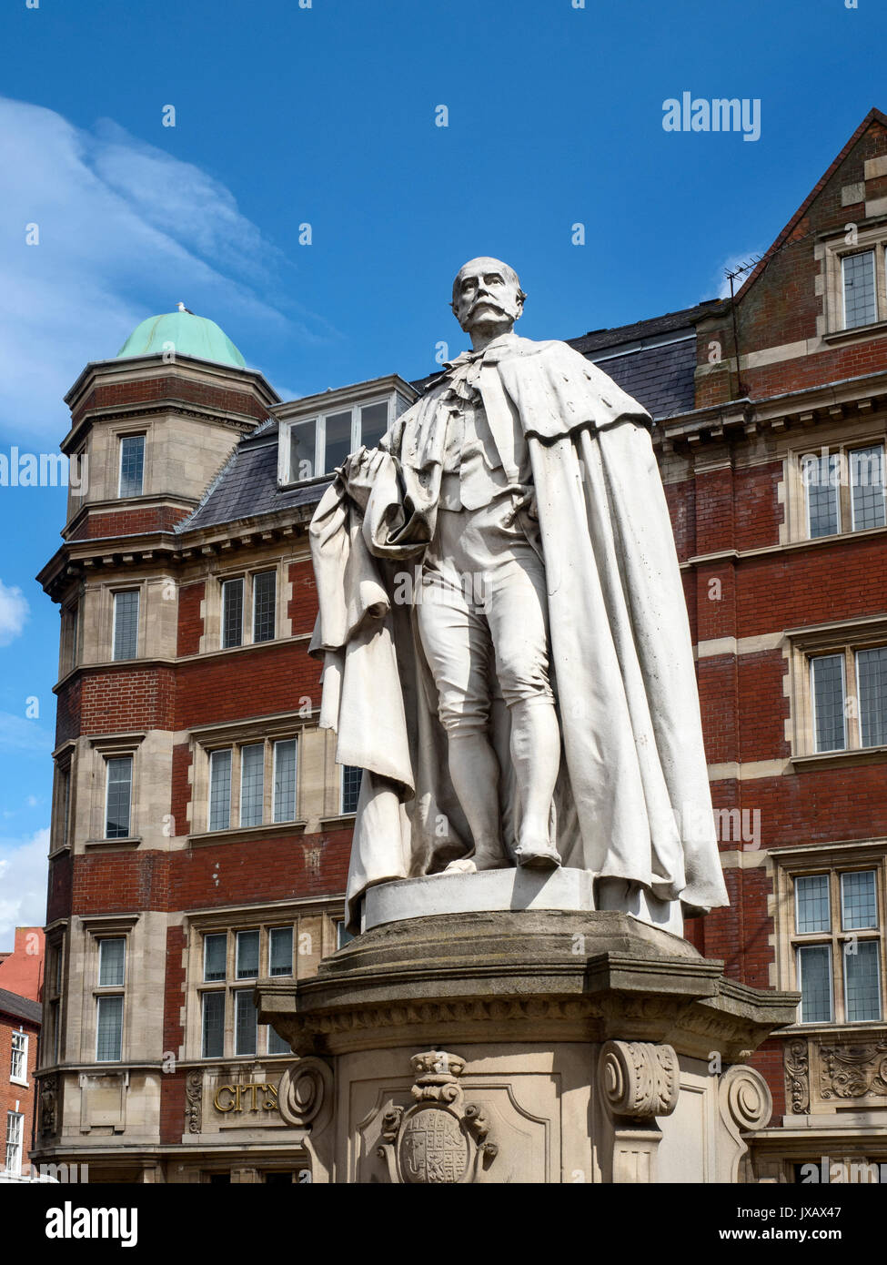 Lebensgroße Portland Stein Gedenkstatue von Charles Henry Wilson 1833 bis 1907 Lord Nunburnholme in der Alfred Gelder Street Hull Yorkshire England Stockfoto