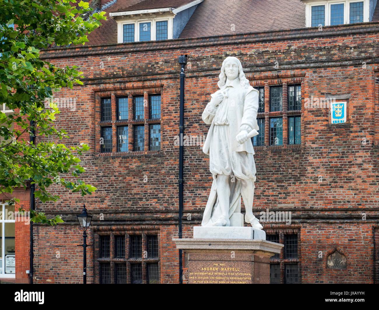 Andrew Marvell Statue außerhalb der Hände auf History Museum in Trinity Square in der Altstadt am Rumpf Yorkshire England Stockfoto