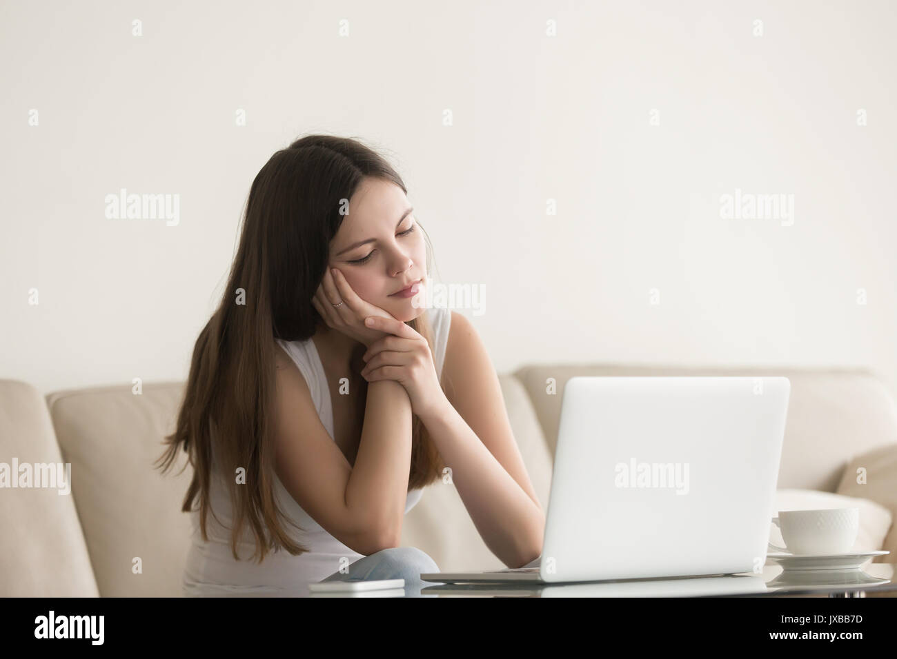 Junge Langeweile Frau Sich Benommen Zu Hause Sitzt Mit Laptop