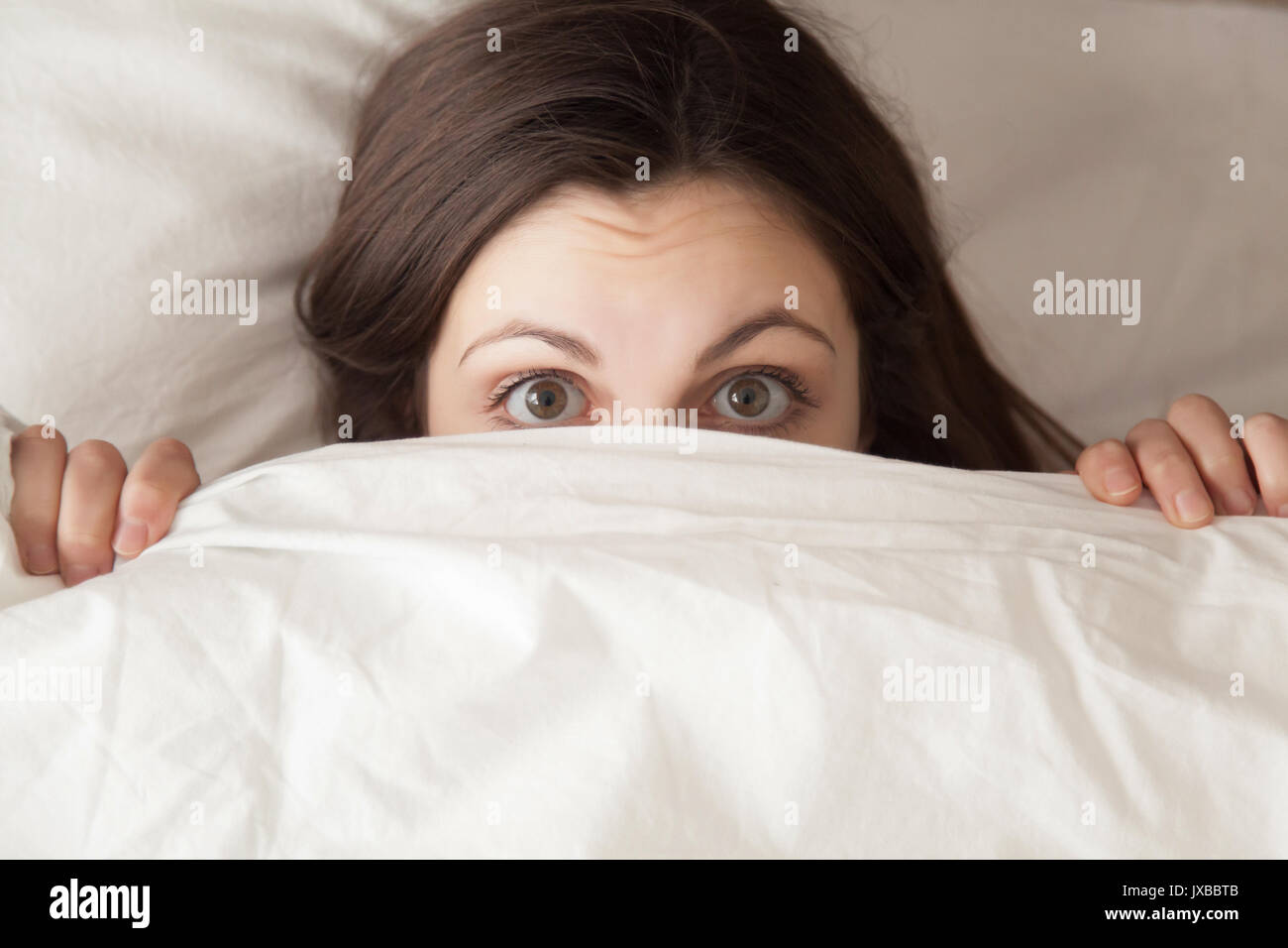 Lustige überrascht, Mädchen, Gesicht mit weißen Decke, headshot Stockfoto