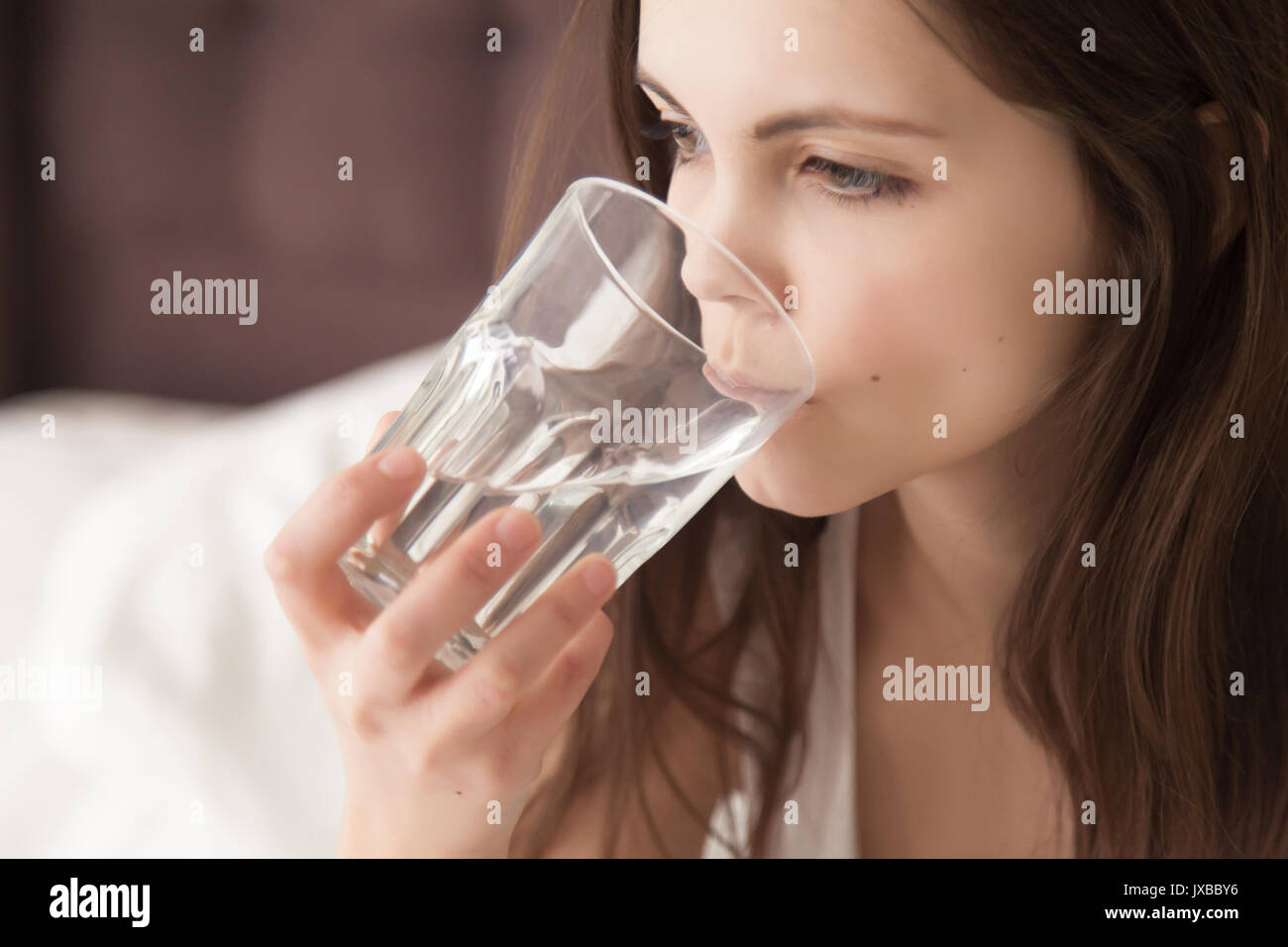 Junge dehydriert Frau Durst, trinken Wasser f Stockfoto