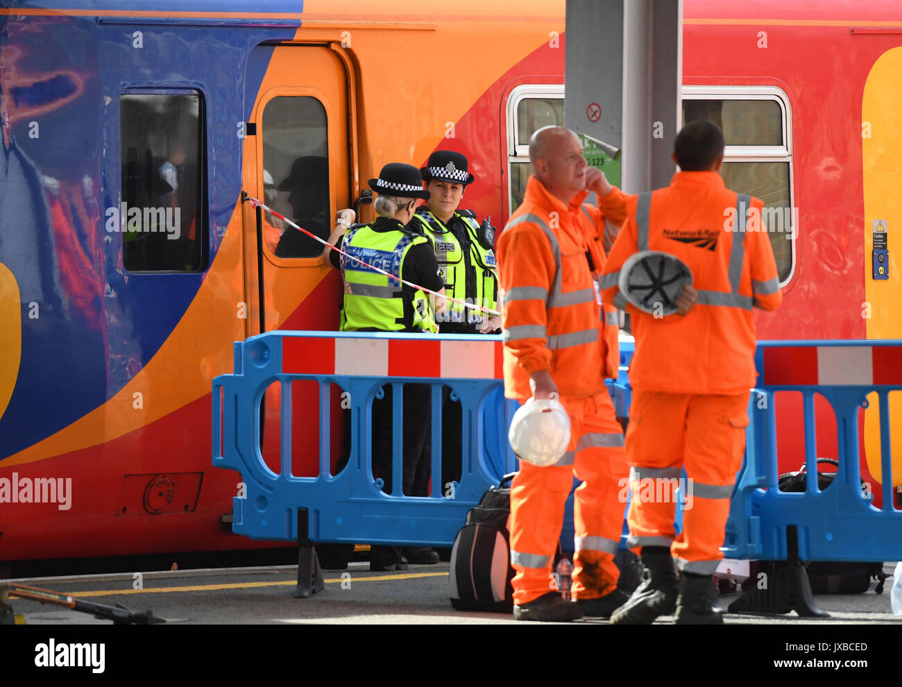 Die Szene in der Waterloo Station, London, nach einem South West Trains Passenger Service mit einem Network Rail engineering Wagen kollidierte. Stockfoto
