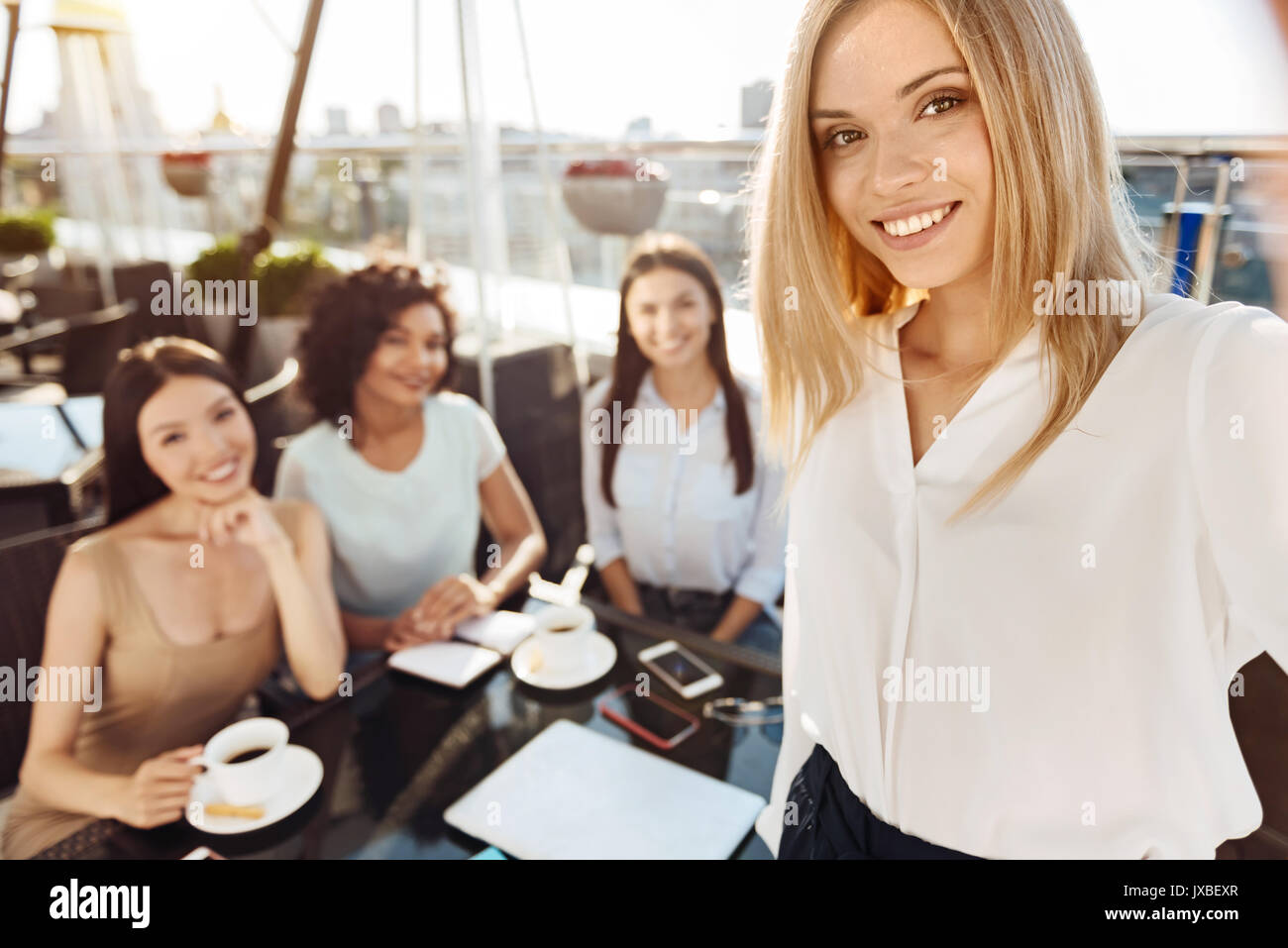 Attraktive blonde Frau eine selfie Stockfoto