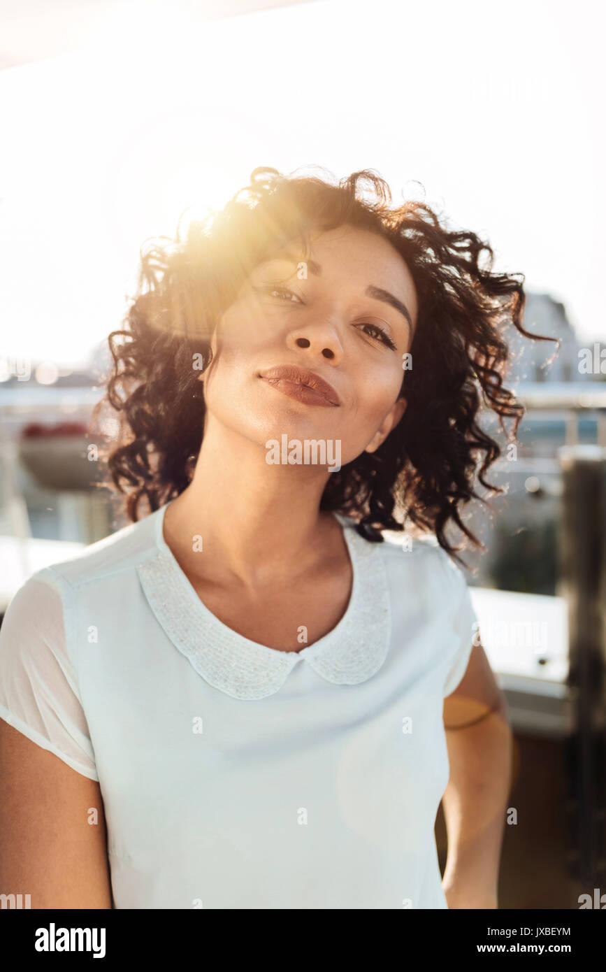 Porträt eines attraktiven brünette Frau Stockfoto