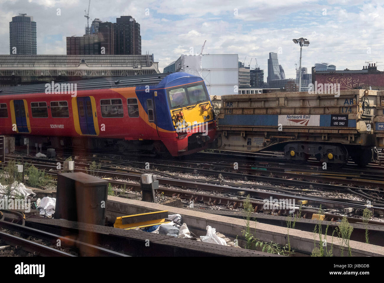 Die Szene in der Waterloo Station, London, nach einem South West Trains Passenger Service mit einem Network Rail engineering Wagen kollidierte. Stockfoto
