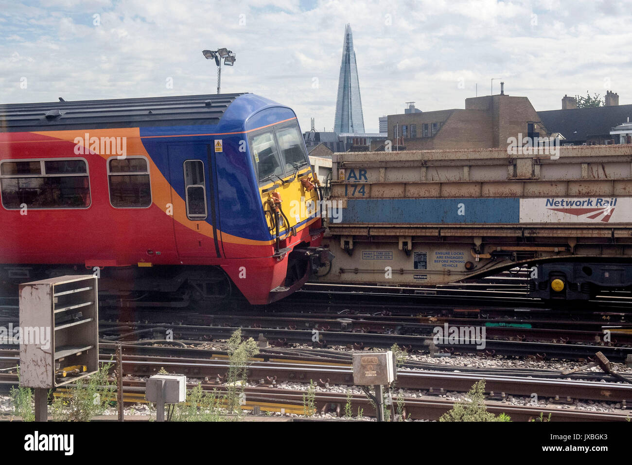 Die Szene in der Waterloo Station, London, nach einem South West Trains Passenger Service mit einem Network Rail engineering Wagen kollidierte. Stockfoto