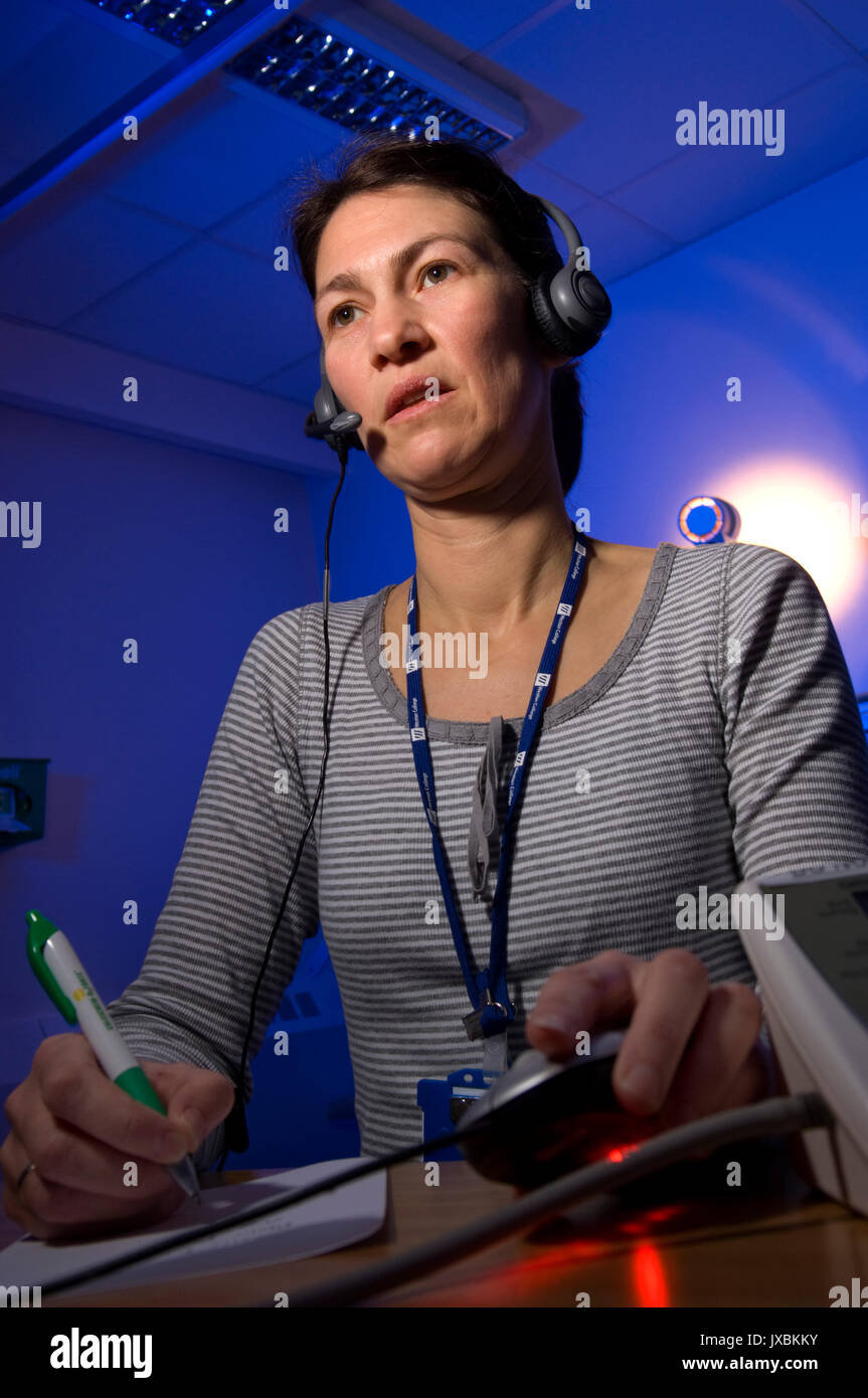 Michelle Davidson (Queen's Schwester) zu tun außerhalb der Geschäftszeiten Telefon Fehleranalyse an der GP Klinik, bei Weston General Hospital, Weston-Super-Mare, Somerset. Stockfoto