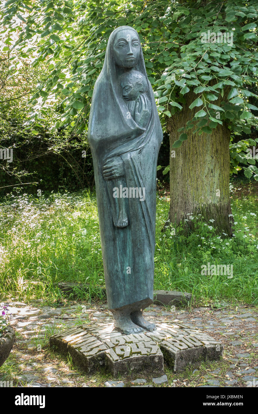 Skulptur Mutter und Kind, Denkmal für alle Opfer des Krieges, von Hermann Pohl, 1962, Braunfels, Hessen, Deutschland Stockfoto
