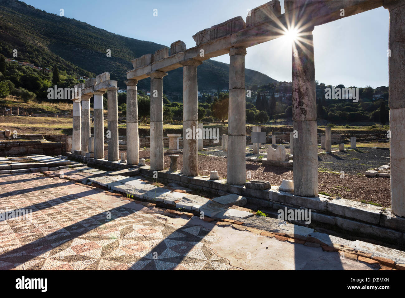 Blick durch die Spalten der Fleischmarkt der antike Messini zum Dorf Mavromati Stockfoto