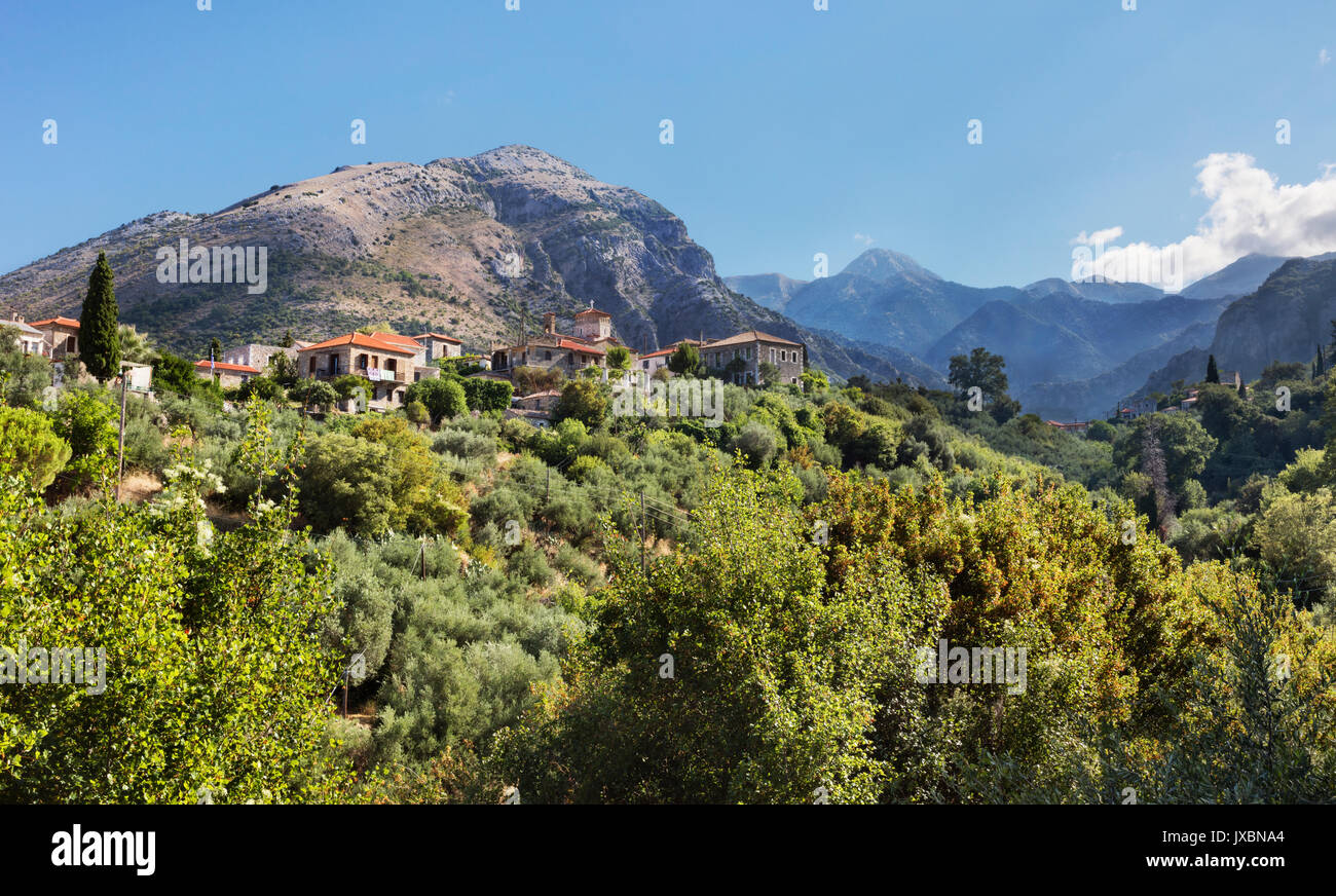 Ansicht bis zu Dorf Chora in Exhohori am Rande des Taygetos Gebirge in der Peloponnes Stockfoto