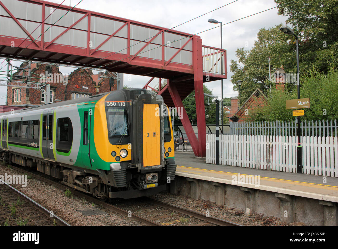 14.02 Crewe zu London Euston Zug fährt Stein. London Midland Elektrischer Triebzug Nr. 350 113 fährt von Stein am 14.8.17 Stockfoto