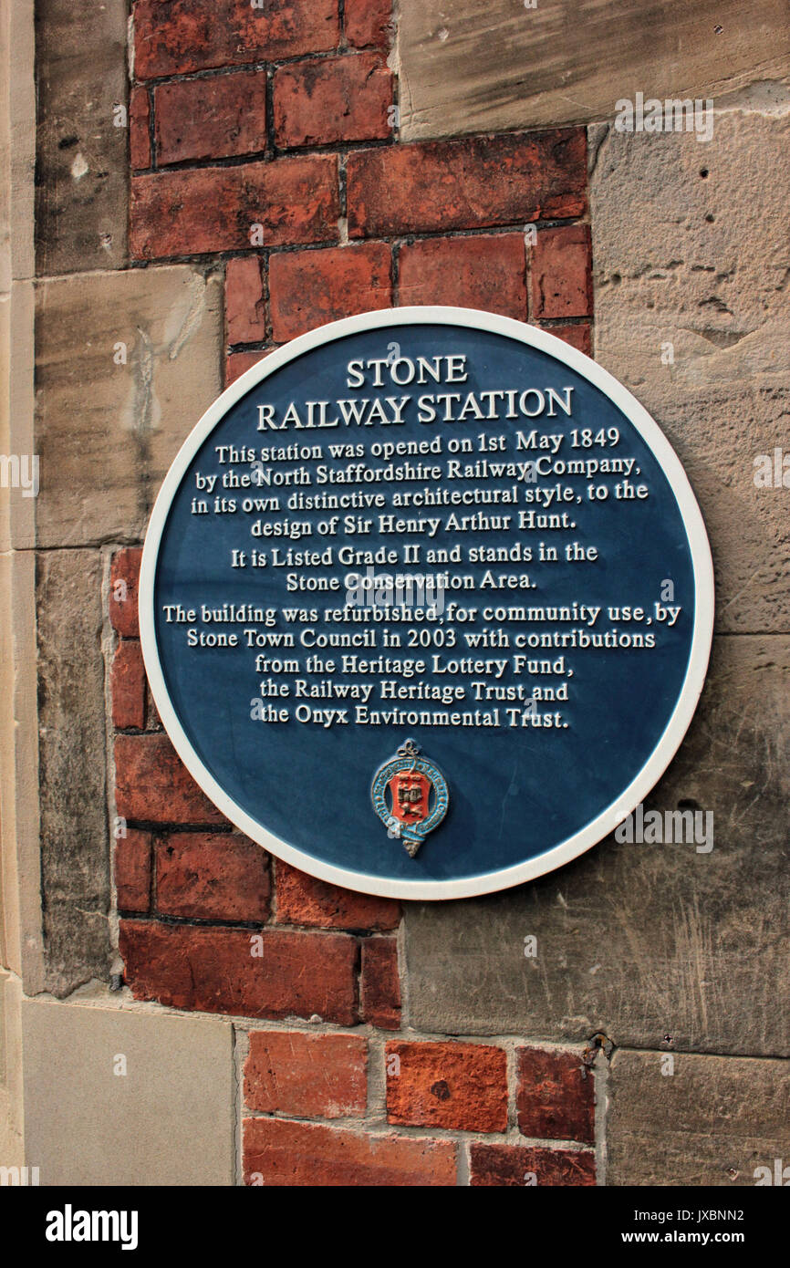 Cw4055 Stein Station blaue Plakette 14.8.17 Die commemorative blaue Plakette auf dem Bahnhof in Stein in Staffordshire. Die Plakette zeichnet die openi Stockfoto