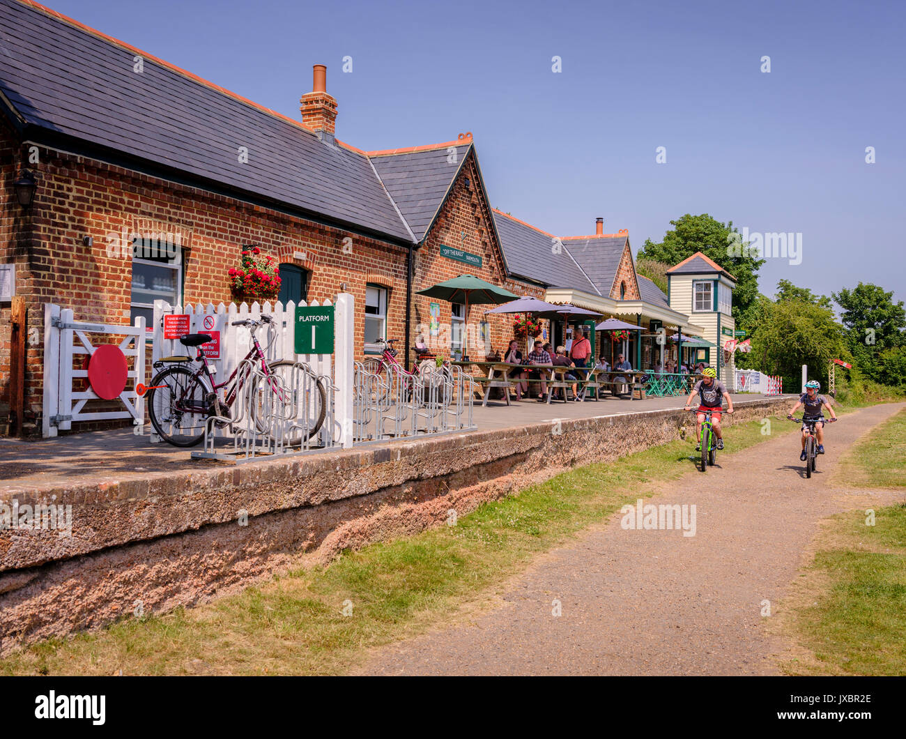 Der alte Bahnhof in Yarmouth auf der Insel Wight. Jetzt ein Restaurant und ein Café namens "Aus es den Schienen' ist auch ein Fahrrad mieten Shop hinter dem Signal bo Stockfoto