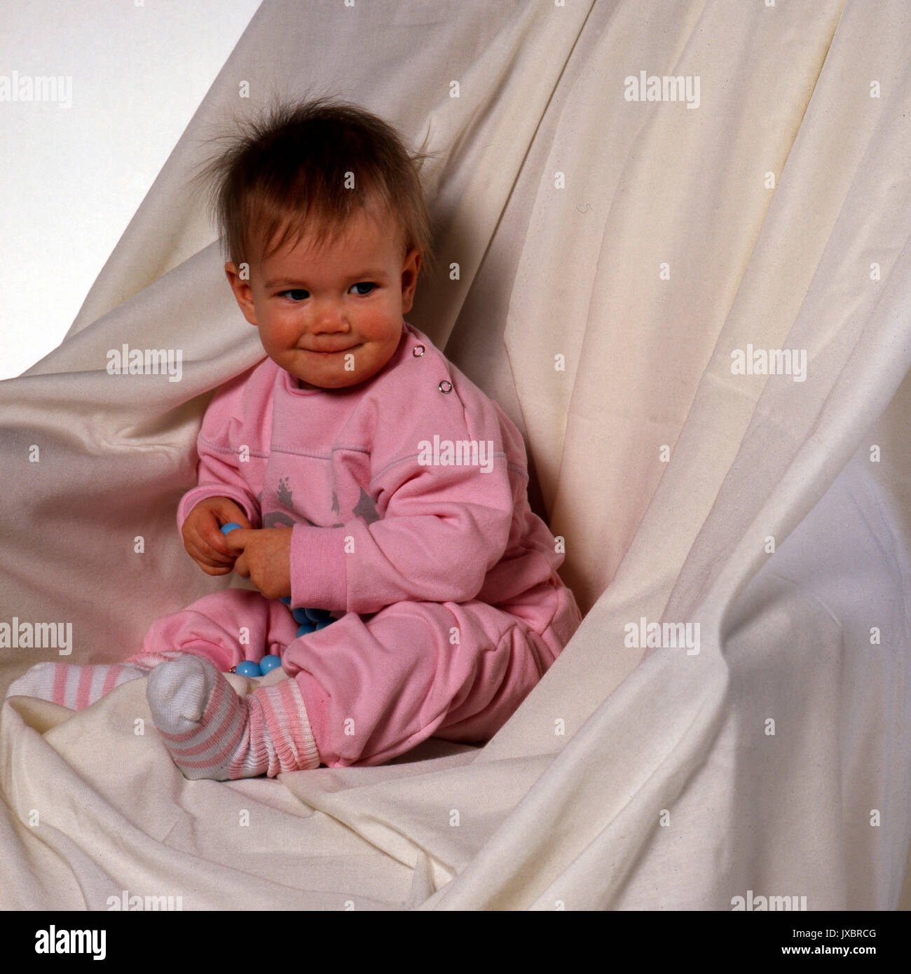 Kleinkind in einem Sessel, 1980er. Kleinkind auf einem Sessel, 80er Jahre. Stockfoto