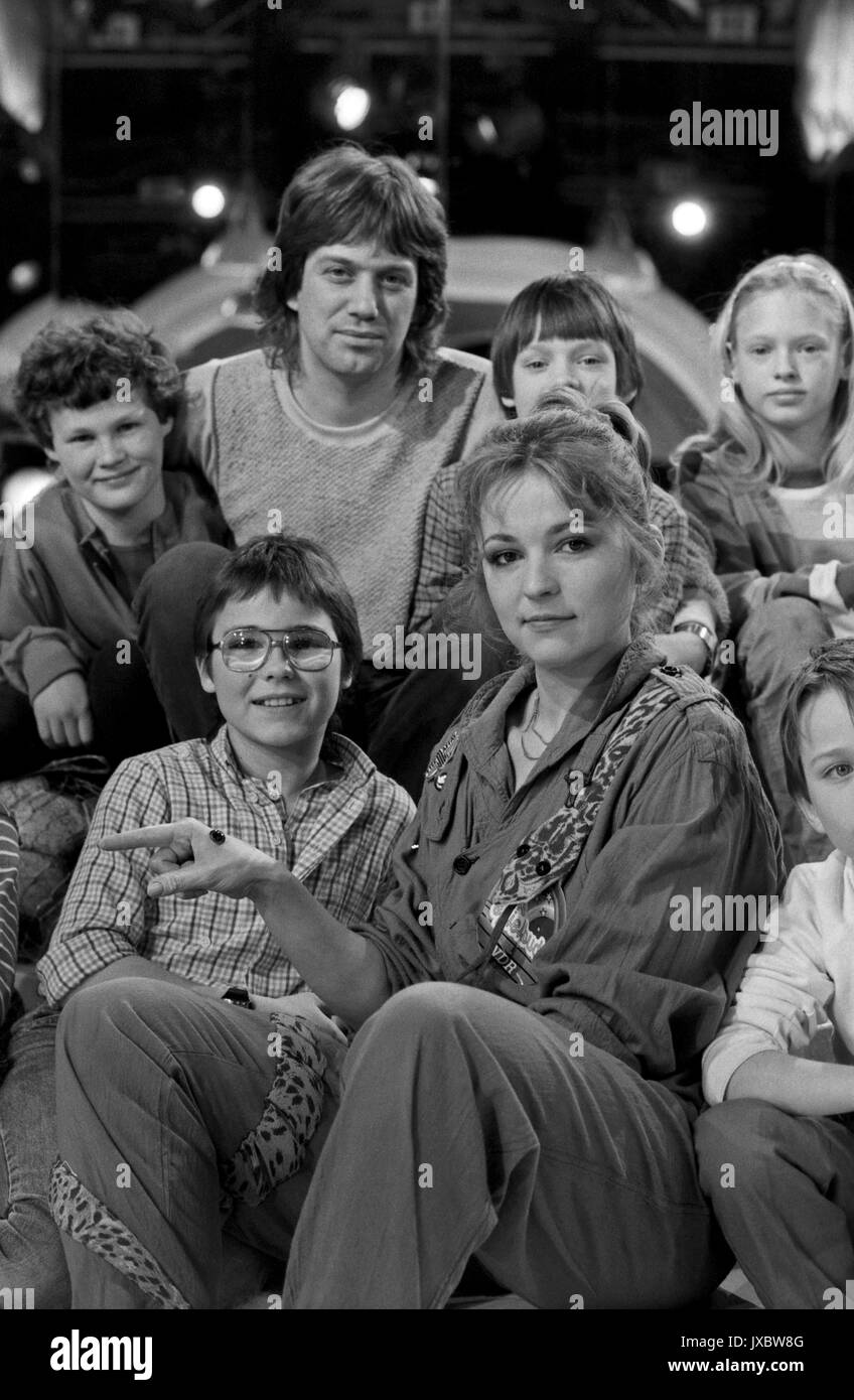 Sterben, Spielbude Unterhaltungsserie, Deutschland 1982 - 1989, hier: Moderatorin Gina Stephan mit Liedermacher Rolf Zuckowski und Kindern. Stockfoto