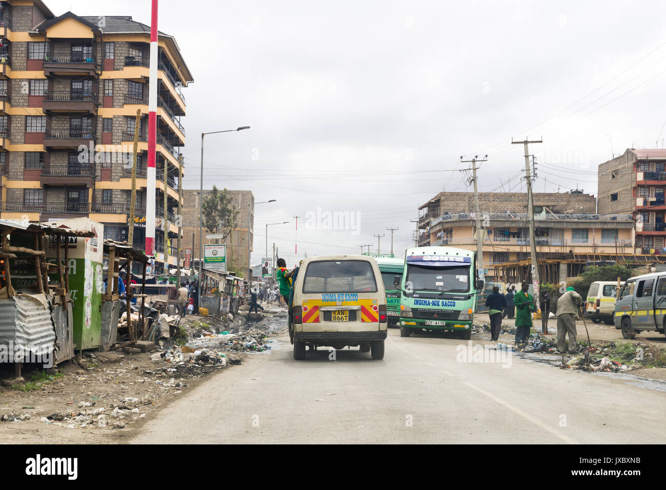 Matatu Mini Bus und andere Busse auf Stadt Straße in Nairobi, Kenia fahren Stockfoto