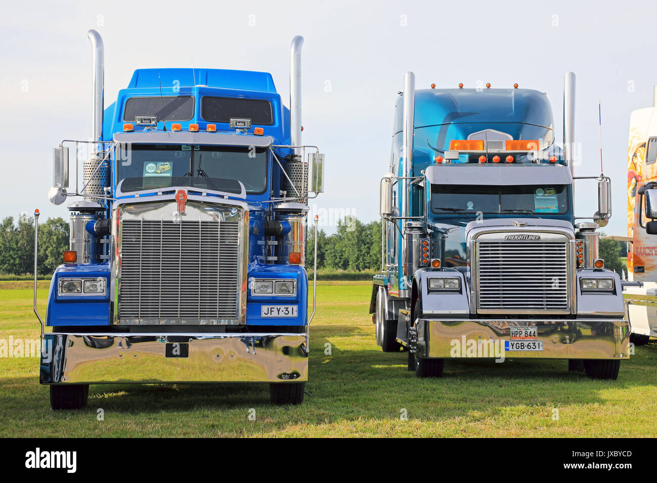 ALAHARMA, Finnland - 11 AUGUST 2017: Blau klassische amerikanische Kenworth und Freightliner semi Traktoren auf Power Truck Show 2017 angezeigt. Stockfoto