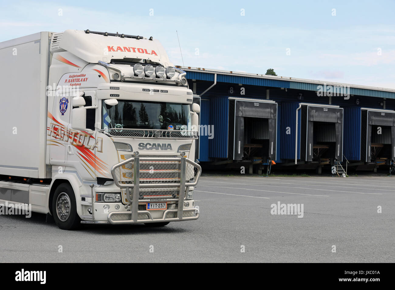 SEINAJOKI, Finnland - 12. AUGUST 2017: Maßgeschneiderte weiß Scania Kühltransporte Lkw von P Kantola Ky an der Ladezone eines Lagers. Stockfoto