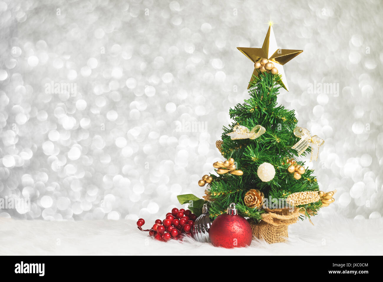 Weihnachtsbaum mit Cherry und Ball auf weißem Fell mit blau silber bokeh Funkeln hellen Hintergrund zu verzieren, Platz zum Hinzufügen von Text oder Design verlassen, H Stockfoto