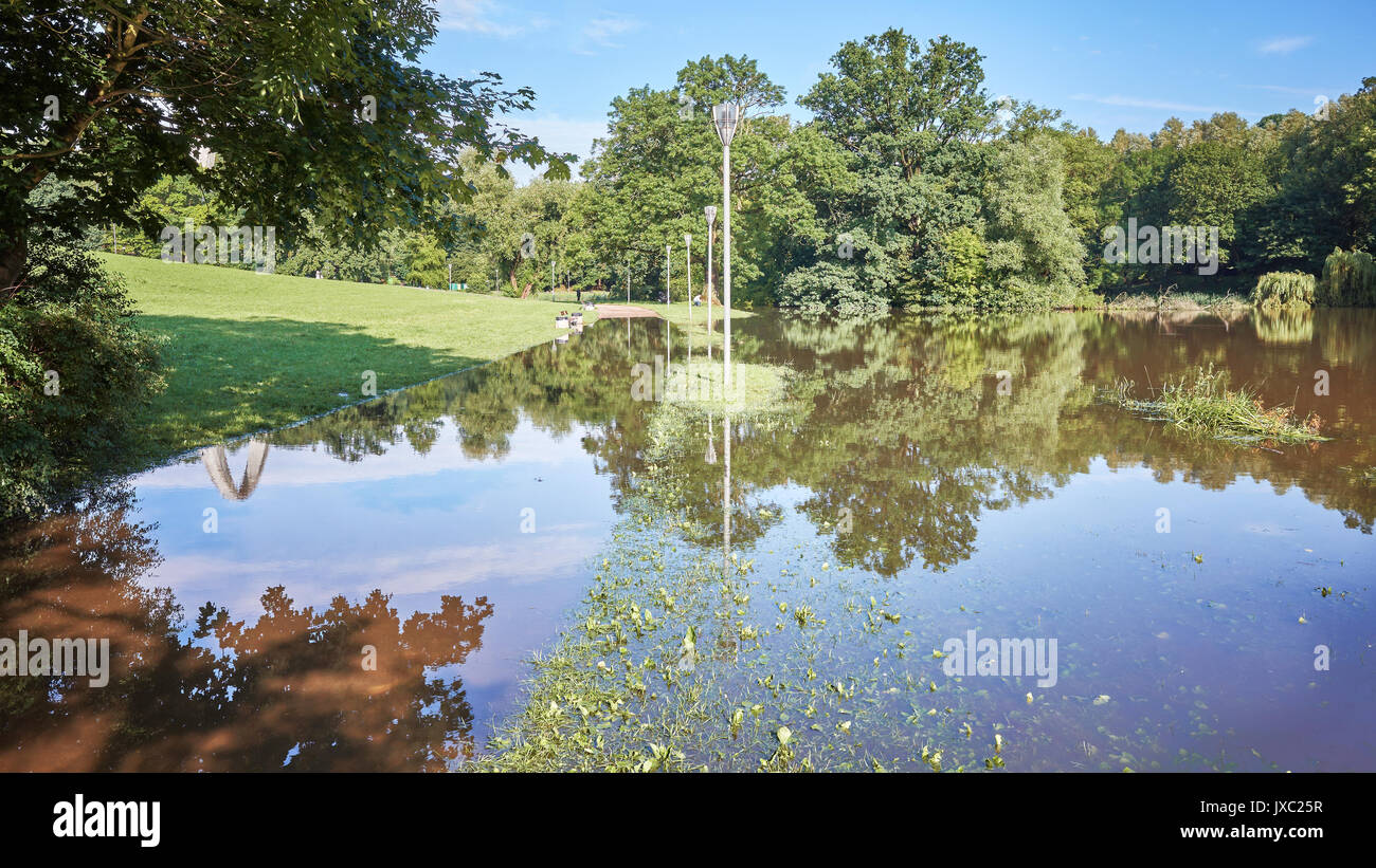Überflutet Pfad in einem Stadtpark nach starkem Regen. Stockfoto
