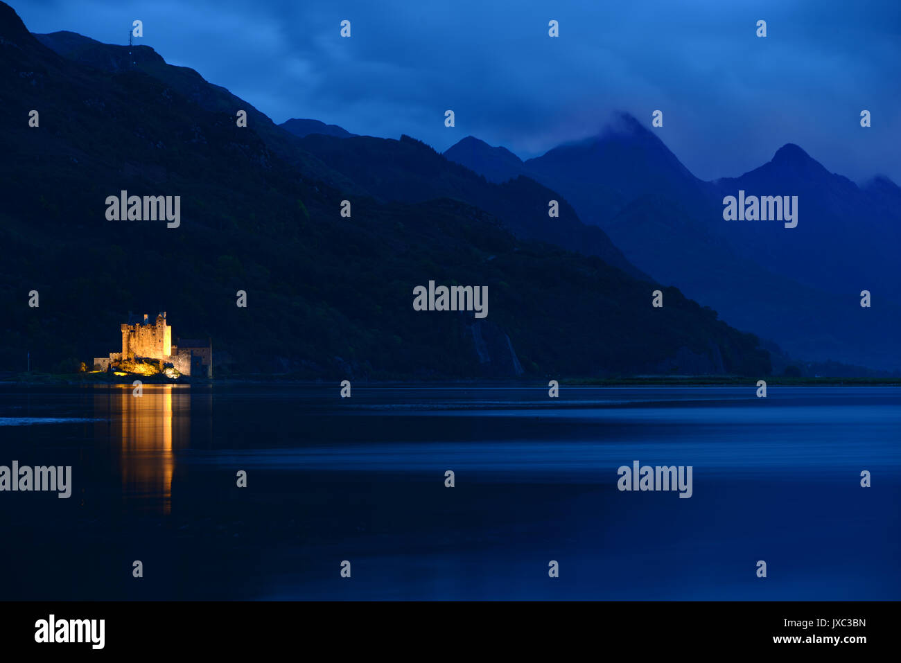 Eine beleuchtete Eilean Donan Castle und die fünf Schwestern von kintail Stockfoto