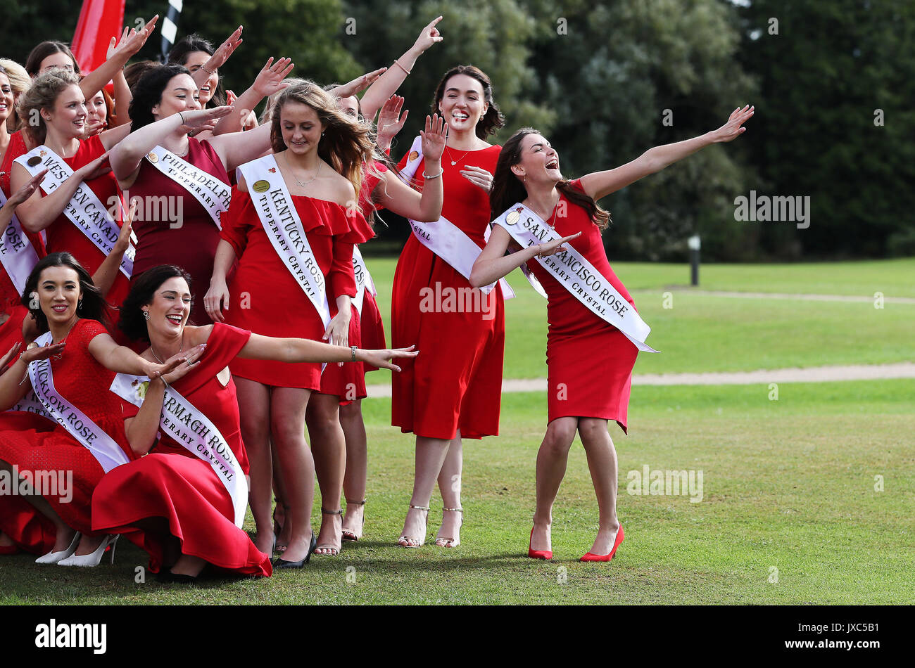 San Francisco stieg Amanda Donohoe (rechts) bei einem Fotoshooting, auf dem Gelände der Malahide Castle, Dublin, die 65 Internationale Rosen gehofft, dass es bis zum Jahr 2017 International Rose Fernsehen Auswahl zu treffen. Stockfoto