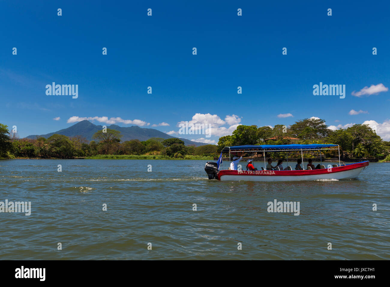 Inseln von Granada, Nicaragua - 3. April 2014: Passagierschiff im Nicaragua See, die Passagiere zwischen den kleinen Inseln Die Inseln von Granada, Nic Stockfoto