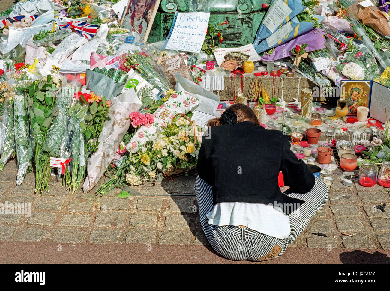 Prinzessin Dianas Tod geschickt, um die Welt in die Breite Trauer. Junge Mädchen trauernde außerhalb der Buckingham Palace am Tag ihrer Beerdigung. Stockfoto