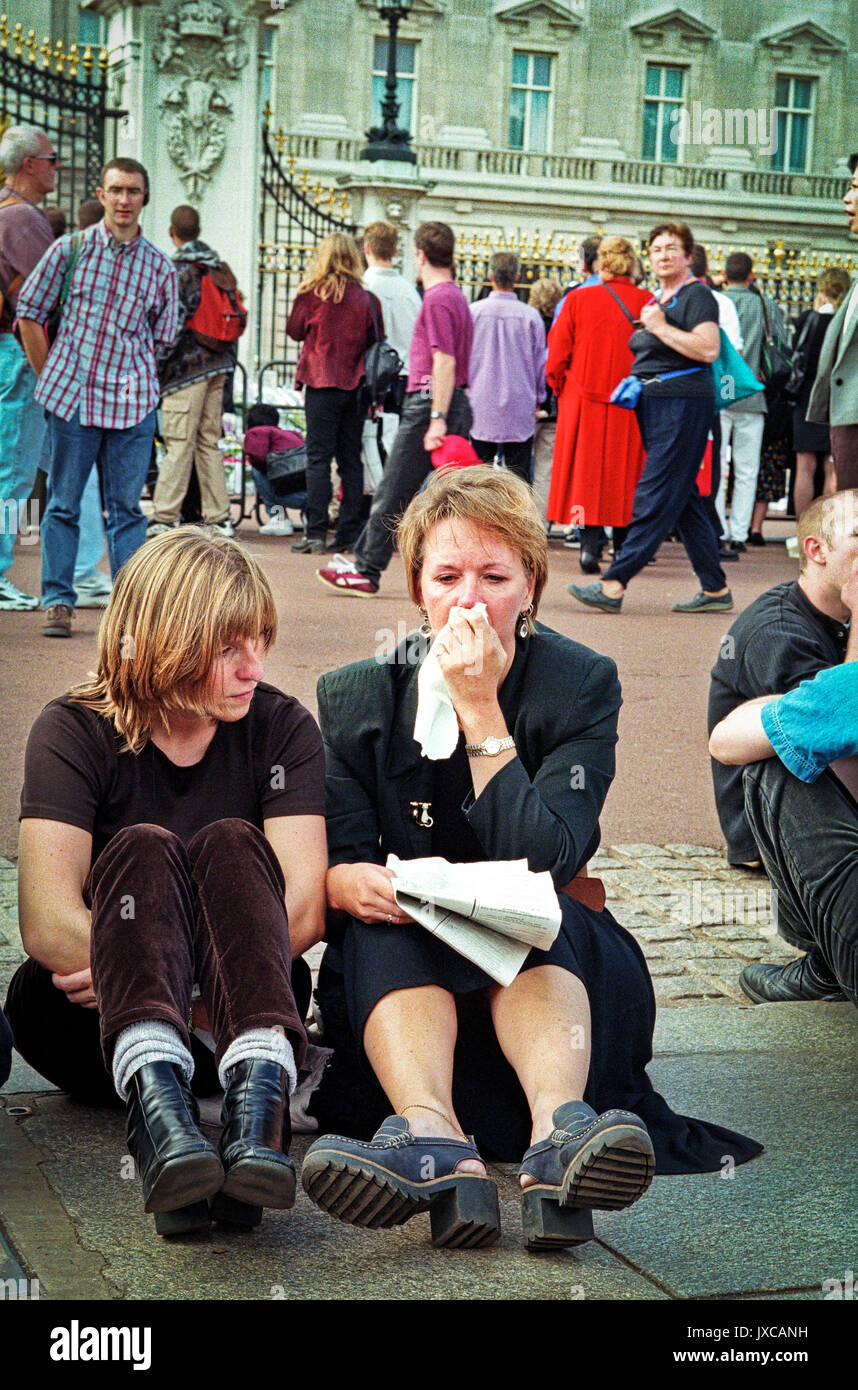 6. September 1997, Buckingham Palace, UK Trauernden trauern außerhalb der Buckingham Palace am Tag ihrer Beerdigung. Stockfoto