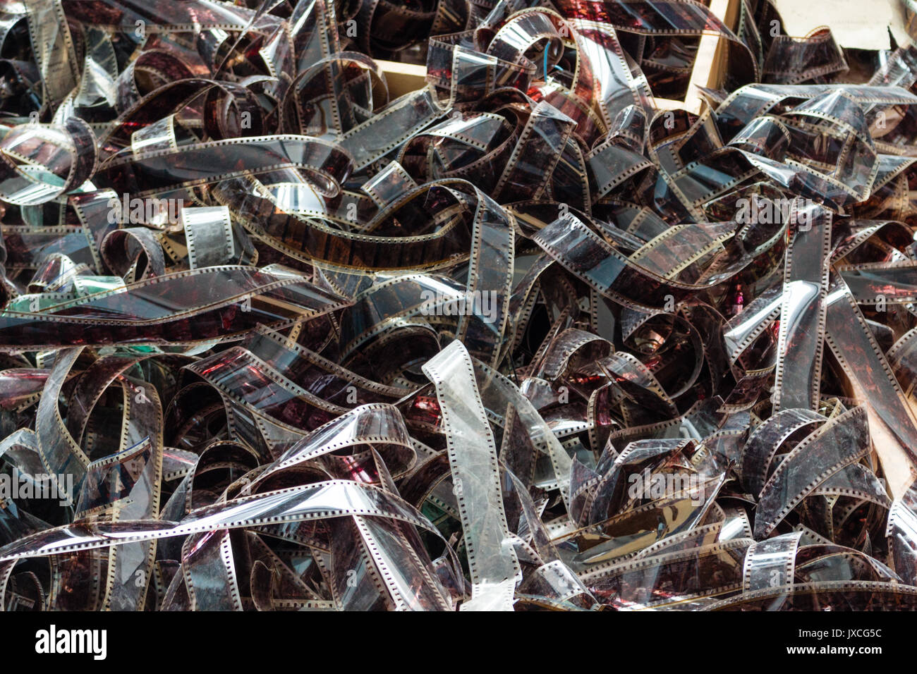 Stapel der verlassenen Kino Film in der Zeit der Sowjetunion Pyramiden Projektor Zimmer Stockfoto