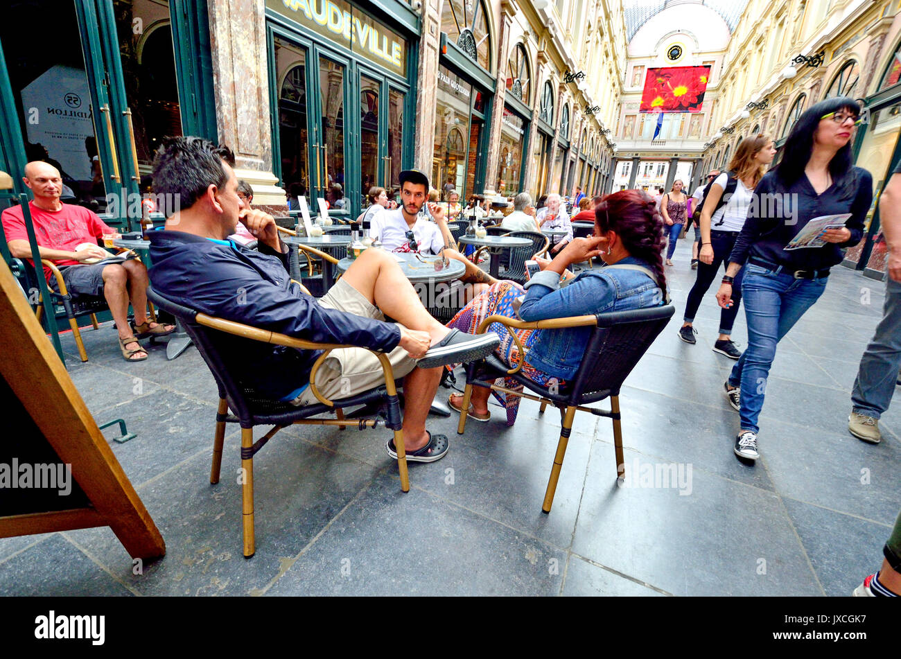 Brüssel, Belgien. Menschen sitzen im Cafe Tabellen in den Galeries Royales Saint-Hubert/Koninklijke Sint-Hubertusgalerijen Stockfoto