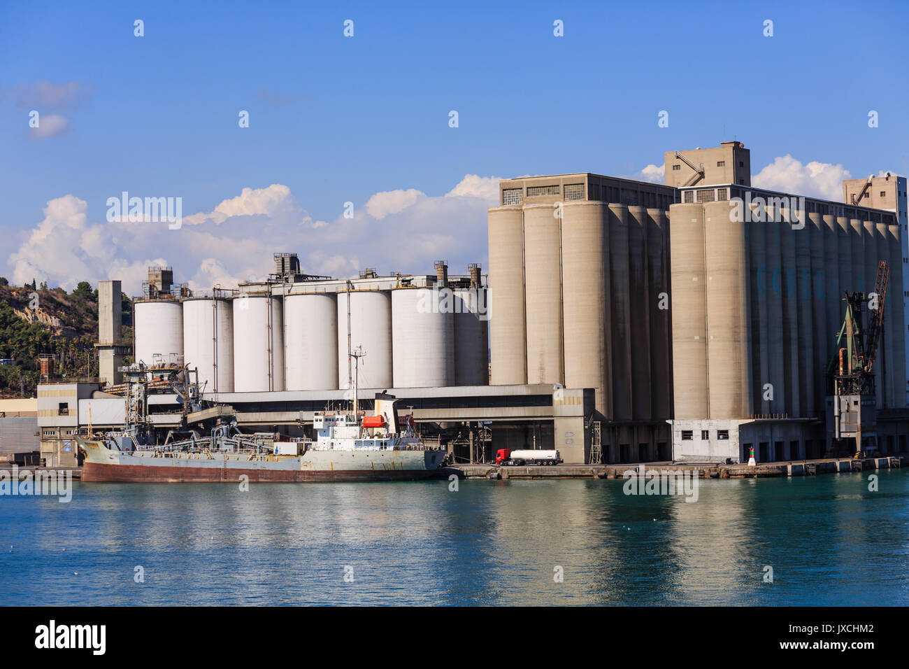 Fracht Betrieb an der Küste von Barcelona, Spanien Stockfoto