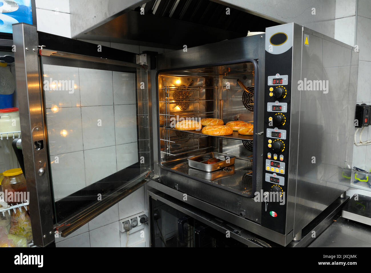 Krimtataren, Krim-tataren Gerichten und frisch gebackenes Brot mit Sesam in elektrischen Ofen platziert. Stockfoto