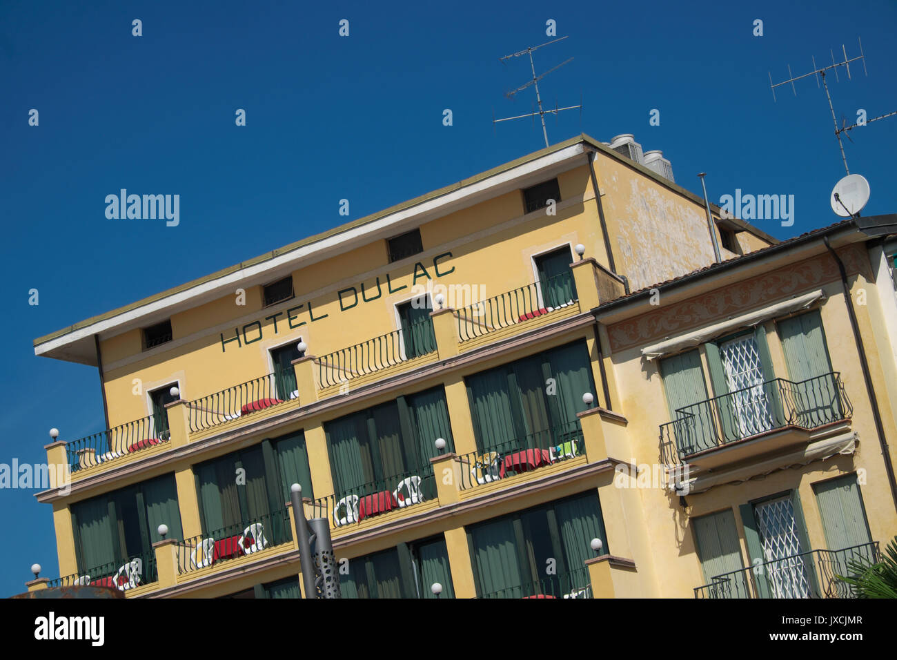 Gardone Riviera, Gardasee, Italien - das Hotel Du Lac am Ufer des Gardasees Stockfoto