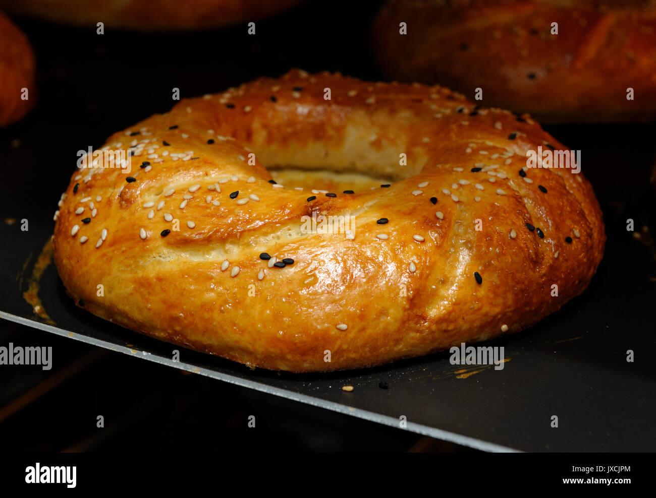 Krimtataren, Krim-tataren Küche, Gerichte. Frisch gebackenes Brot mit Sesam in elektrischen Ofen platziert. Stockfoto