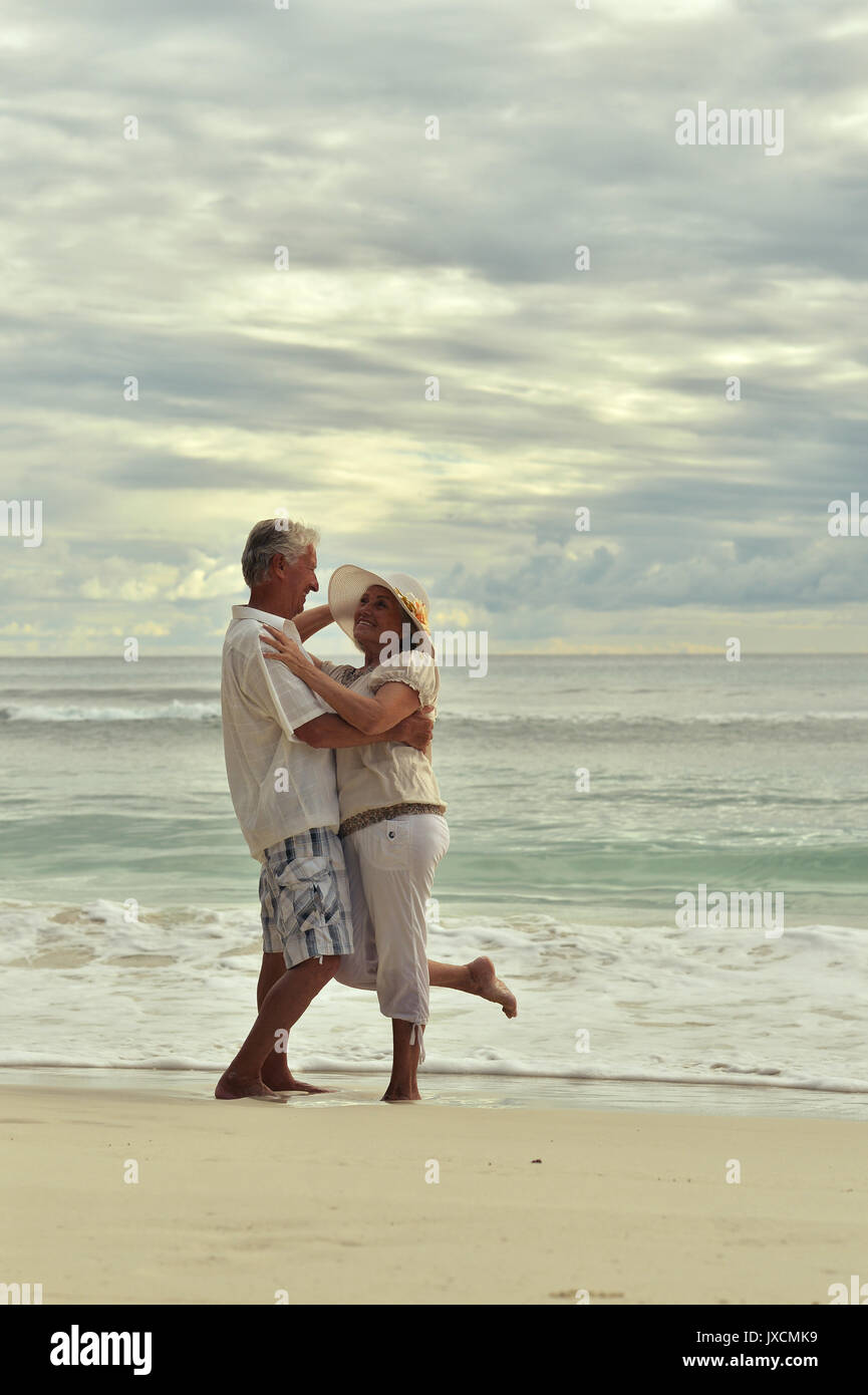 Paar Tanz am tropischen Strand Stockfoto