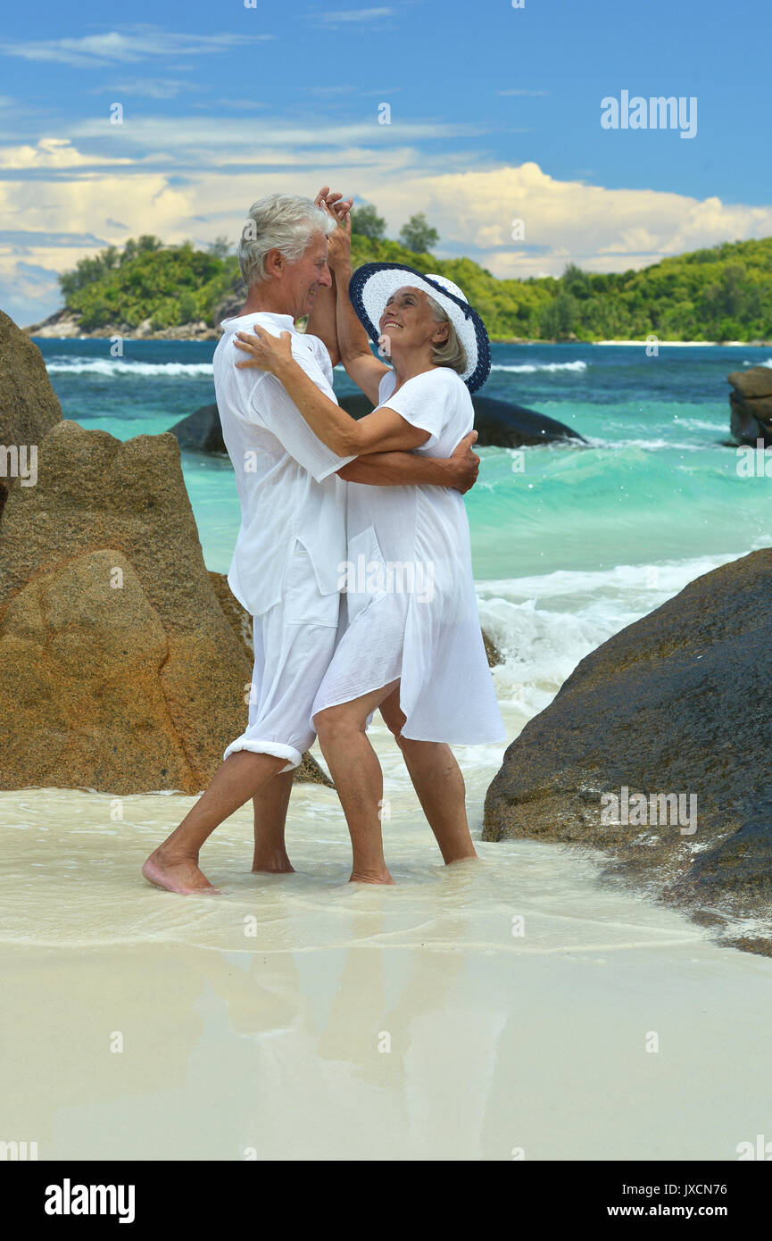 Paar Tanz am tropischen Strand Stockfoto