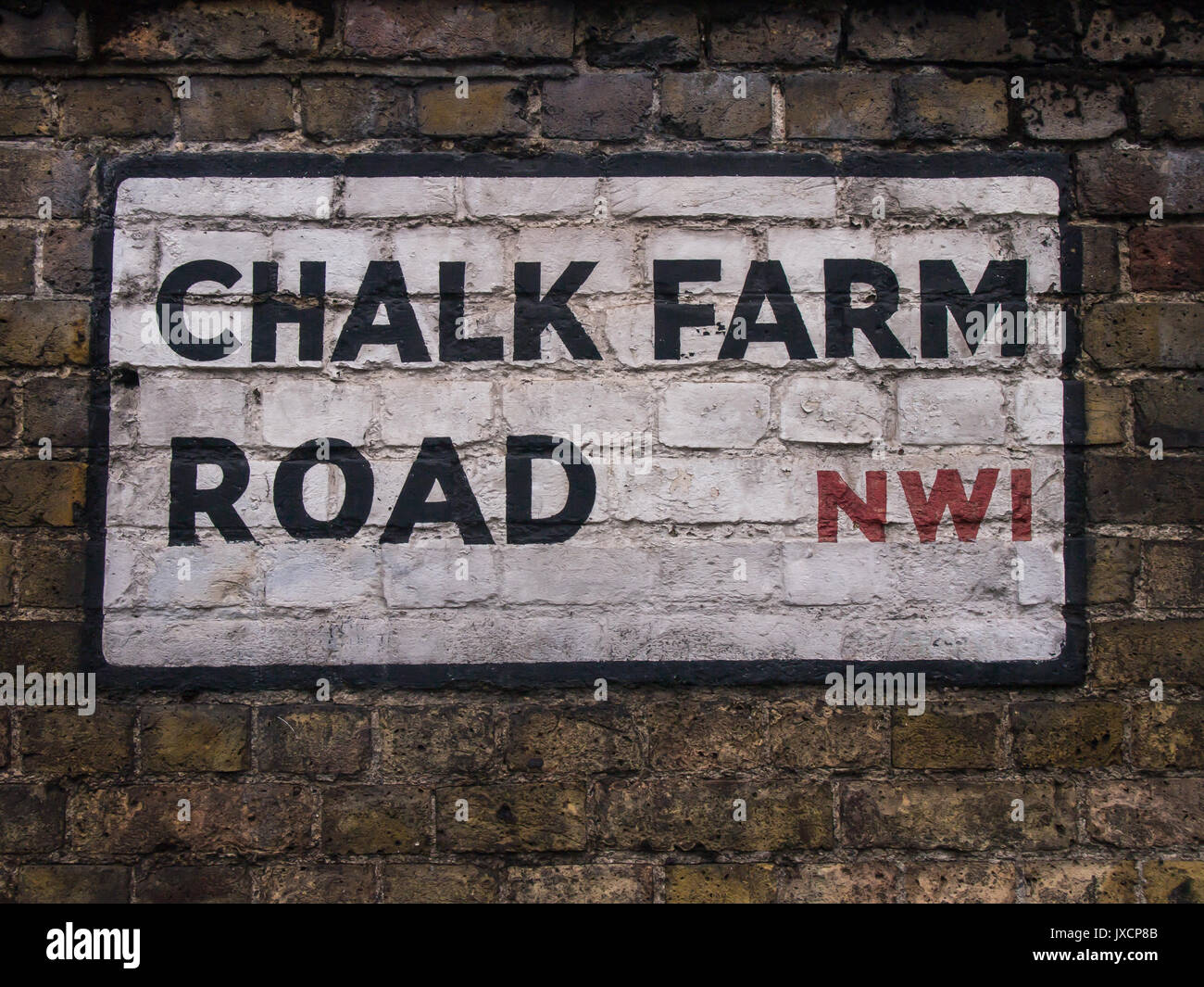 Juni 16, 2014. Chalk Farm Road street Schild an die Wand gemalt in London, England Stockfoto
