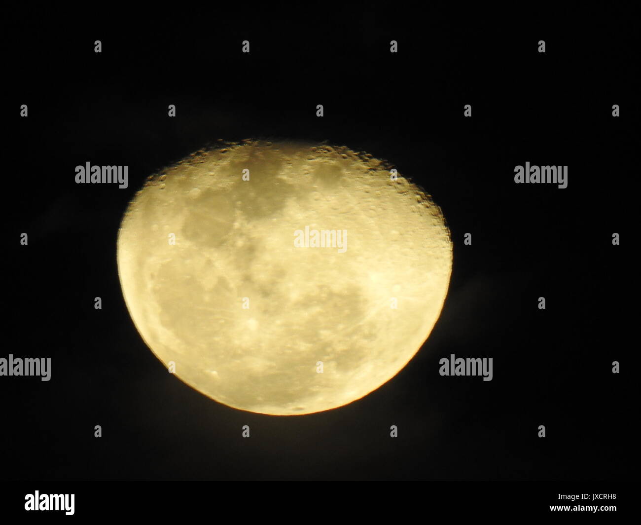 Zoom: Der Mond wird durch das Super-Zoom-Objektiv in faszinierenden Details enthüllt und zeigt Krater und Mondlandschaften in beispielloser Klarheit und kosmischer Schönheit. Stockfoto