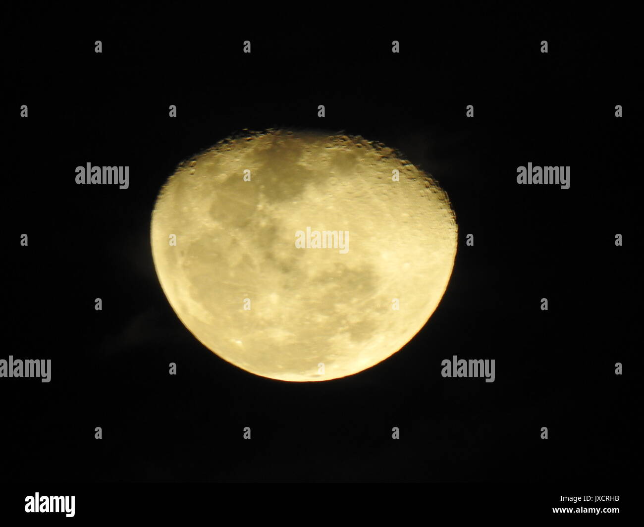 Zoom: Der Mond wird durch das Super-Zoom-Objektiv in faszinierenden Details enthüllt und zeigt Krater und Mondlandschaften in beispielloser Klarheit und kosmischer Schönheit. Stockfoto