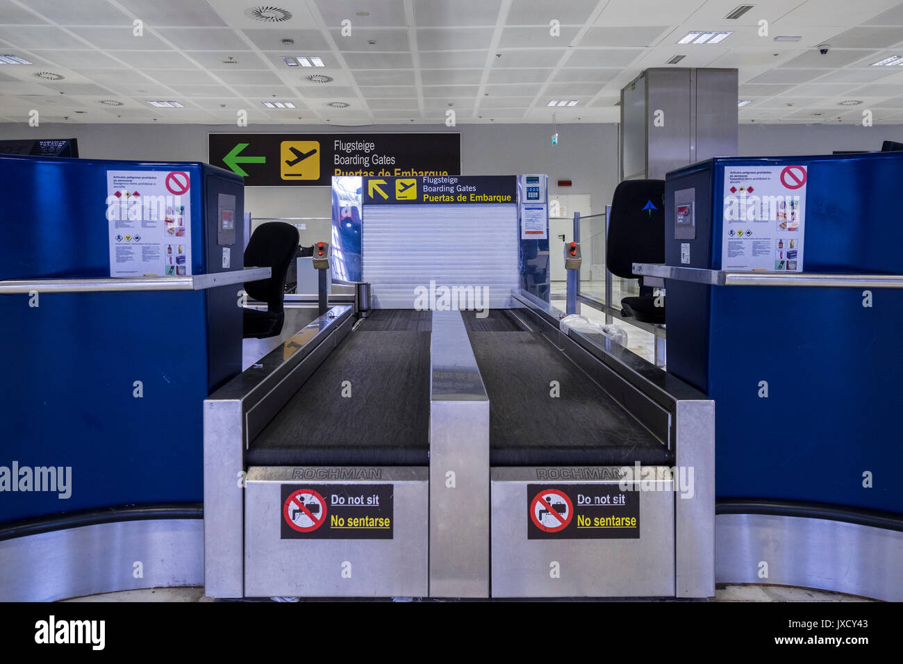 Leer unbenutzt Check in Schalter und Gepäck am Flughafen Teneriffa Süd, Abflugbereich, Kanarische Inseln, Spanien Stockfoto