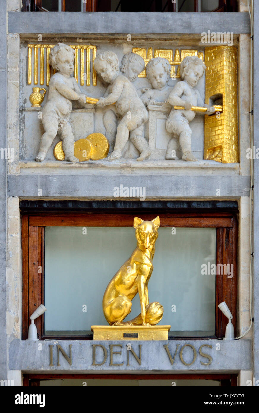 Brüssel, Belgien. Grand Place: In der Höhle Vos/Maison du Renard (Haus des Fox) bei Nummer 7. 1699. Detail der Fassade über der Tür Stockfoto