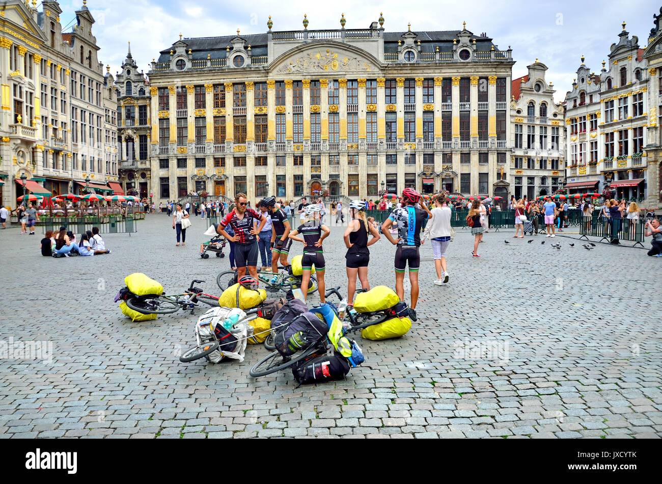 Brüssel, Belgien. Grand Place: Radfahrer mit einer Unterbrechung Stockfoto