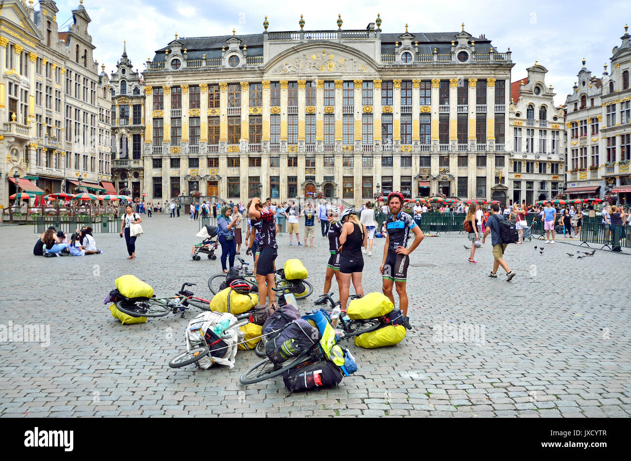 Brüssel, Belgien. Grand Place: Radfahrer mit einer Unterbrechung Stockfoto