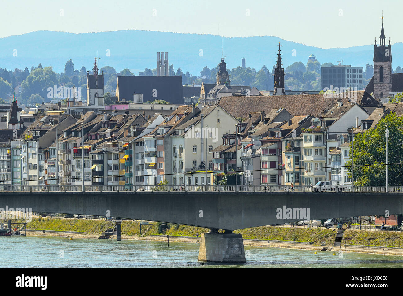 Historische Häuser am Rhein in Basel, Basel-Stadt, Schweiz. Stockfoto