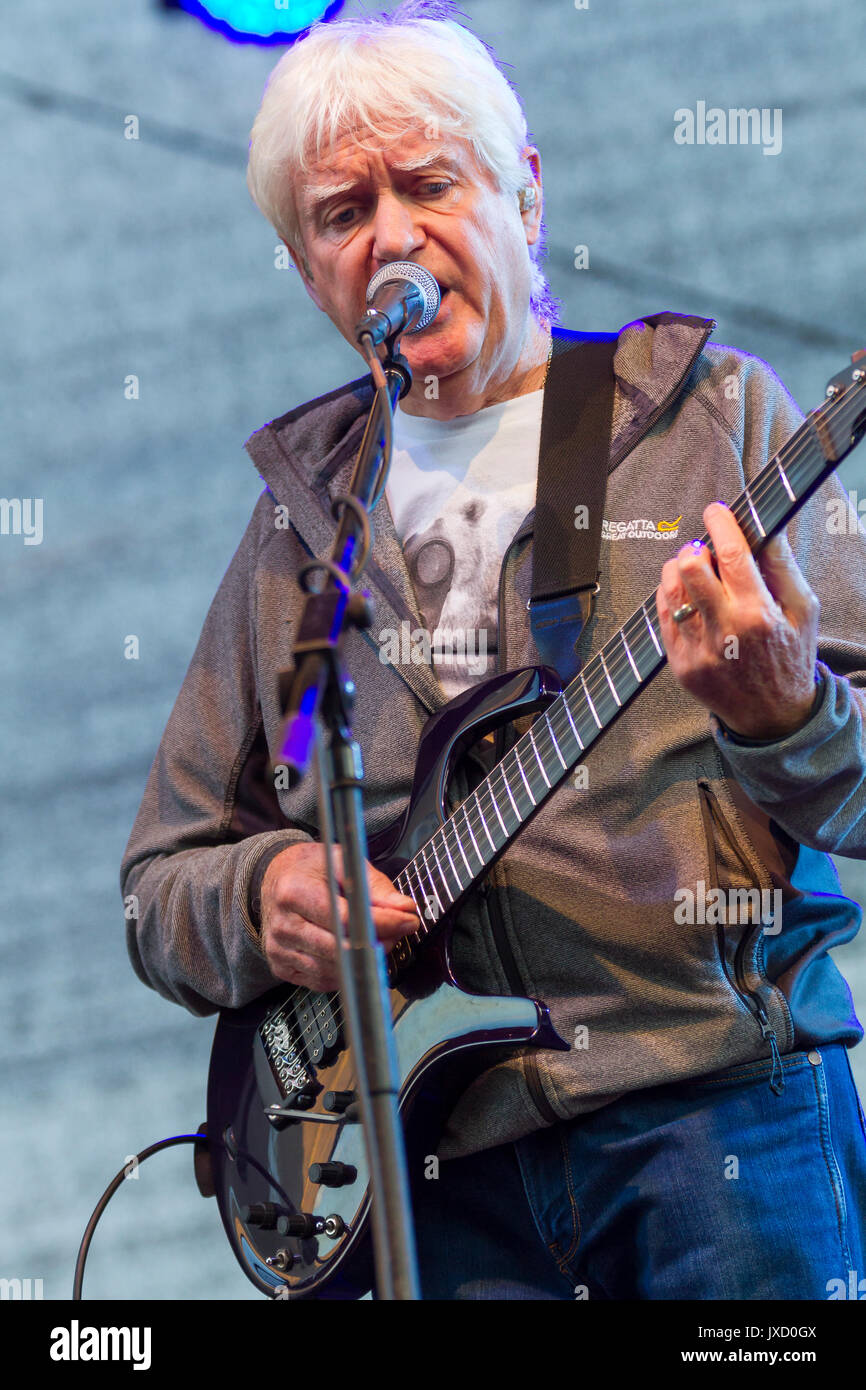 Greifenstein, Deutschland. August 13, 2017. John Lees von John Lees' Barclay James Harvest (Jlbjh), seit 1998 eine Ableitung des Englischen progressive rock Band Barclay James Harvest (1967-1998) bietet jetzt BJH-Gründer, Sänger und Gitarrist John Lees, Bassist Craig Fletcher, Schlagzeuger und Keyboarder Kevin Whitehead Jez Smith. Hier bei Open-air-Konzert auf Burg Greifenstein aka Greifenstein, Hessen, Deutschland. Credit: Christian Lademann Stockfoto