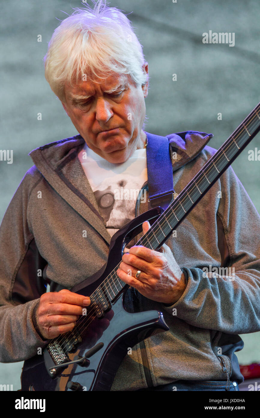 Greifenstein, Deutschland. August 13, 2017. John Lees von John Lees' Barclay James Harvest (Jlbjh), seit 1998 eine Ableitung des Englischen progressive rock Band Barclay James Harvest (1967-1998) bietet jetzt BJH-Gründer, Sänger und Gitarrist John Lees, Bassist Craig Fletcher, Schlagzeuger und Keyboarder Kevin Whitehead Jez Smith. Hier bei Open-air-Konzert auf Burg Greifenstein aka Greifenstein, Hessen, Deutschland. Credit: Christian Lademann Stockfoto