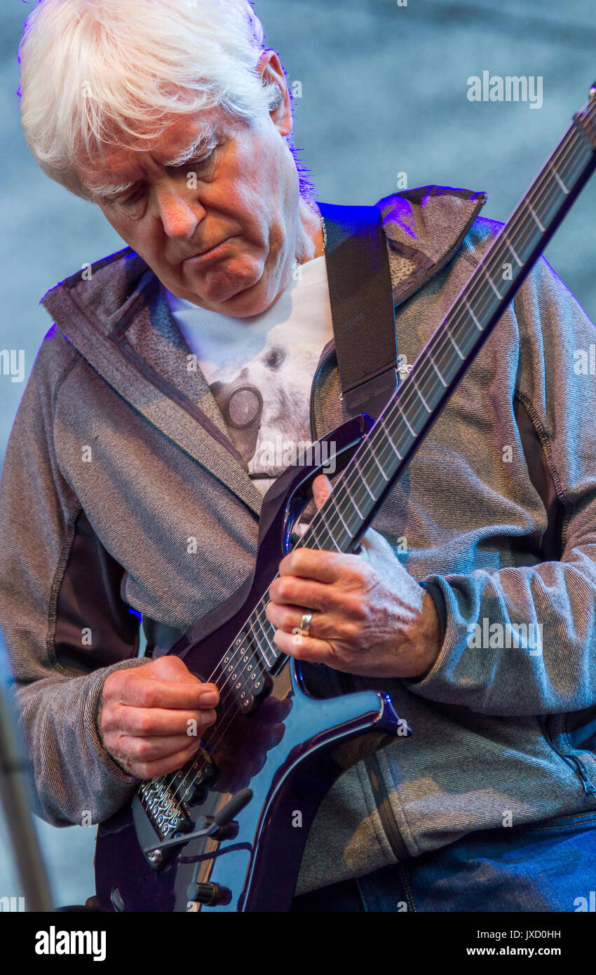 Greifenstein, Deutschland. August 13, 2017. John Lees von John Lees' Barclay James Harvest (Jlbjh), seit 1998 eine Ableitung des Englischen progressive rock Band Barclay James Harvest (1967-1998) bietet jetzt BJH-Gründer, Sänger und Gitarrist John Lees, Bassist Craig Fletcher, Schlagzeuger und Keyboarder Kevin Whitehead Jez Smith. Hier bei Open-air-Konzert auf Burg Greifenstein aka Greifenstein, Hessen, Deutschland. Credit: Christian Lademann Stockfoto